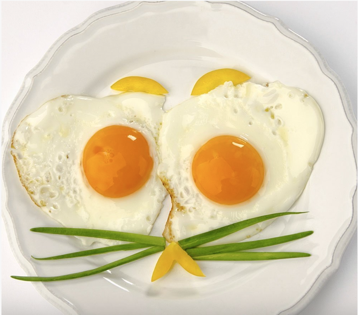 Verduras asadas con huevos a la plancha y boniatos.